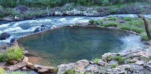 Una piscina al aire libre de temporada