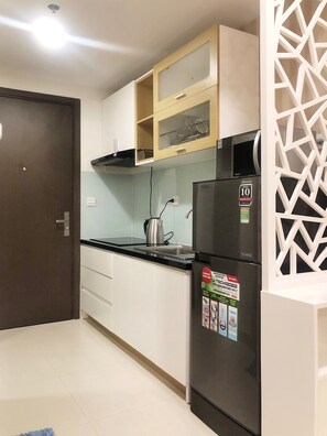 Kühlschrank, Mikrowelle, Kochgeschirr/Geschirr/Besteck, Küchenrolle