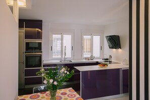 冷蔵庫、電子レンジ、オーブン、コンロ