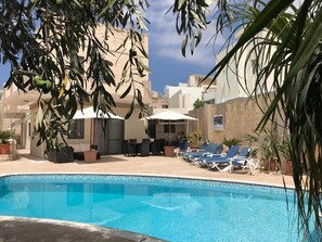 Una piscina al aire libre