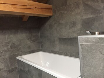 Salle de bain avec baignoire