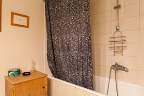 Ensemble baignoire-douche, séchoir à cheveux, serviettes fournies, savon