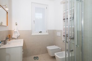 Shower, hair dryer, bidet, towels - Regarda - apartment Brezza di Lago 1 with pool and air conditioning (Lazise)