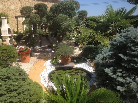 Property grounds. Viella: country holiday home - 4 rooms - 6 persons