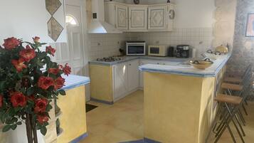 Een koelkast, een magnetron, een oven, een kookplaat