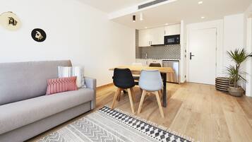 Een televisie en boeken