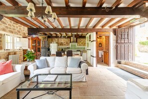 تلفزيون، مدفأة، كُتُب