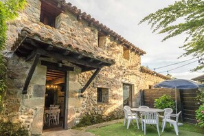 Outdoor dining - House next door in Barcenaciones (Barcenaciones)