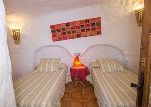 1 chambre, fer et planche à repasser, draps fournis
