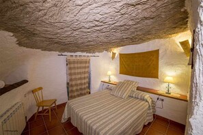 1 chambre, fer et planche à repasser, draps fournis