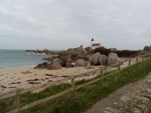 Seaside house 50 metres from the beach - enclosed garden - wifi - Brignogan