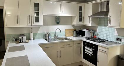 One bed cosy flat short walk to Exeter centre