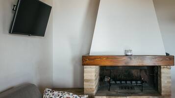 Fernseher, Kamin, Tischtennisplatte