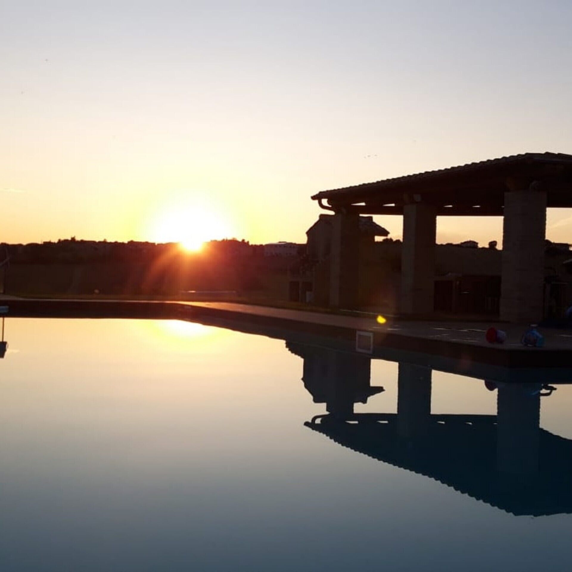 室外游泳池，日光浴躺椅