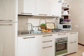 Refrigerador, microondas, horno y cafetera y tetera 