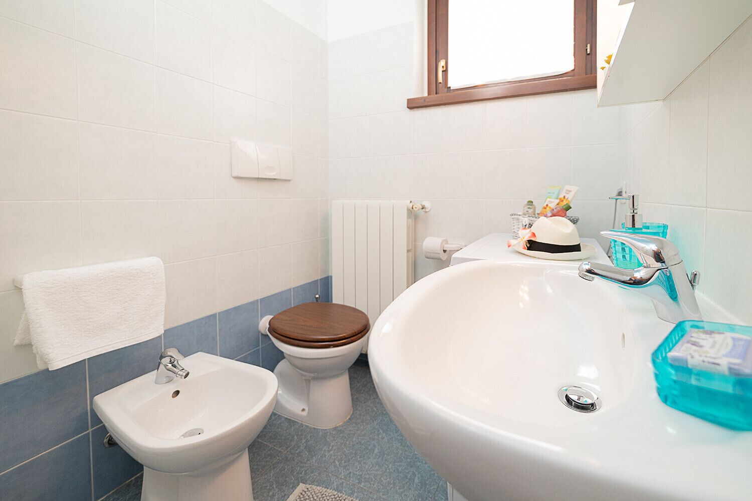 Une salle de bain comprenant des toilettes, un bidet, un lavabo et une baignoire.