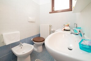 Douche, serviettes fournies, papier toilette