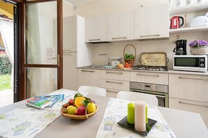 Kühlschrank, Mikrowelle, Ofen, Wasserkocher mit Kaffee-/Teezubehör