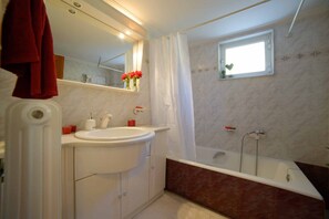 Badewanne, Haartrockner, Handtücher, Toilettenpapier