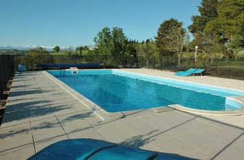 Piscine et plage, vue pyrénées