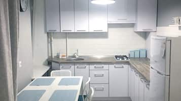 Geladeira, micro-ondas, talheres/pratos/utensílios de cozinha