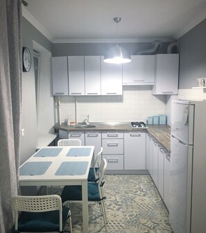 Fridge, microwave, cookware/dishes/utensils, paper towels - Chernihiv apartments (Chernihiv)