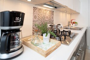 Geladeira, fogão, lava-louças, cafeteira/chaleira