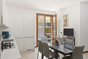 Fridge, oven, dishwasher, coffee/tea maker