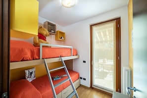 1 slaapkamer, een strijkplank/strijkijzer, gratis wifi, beddengoed