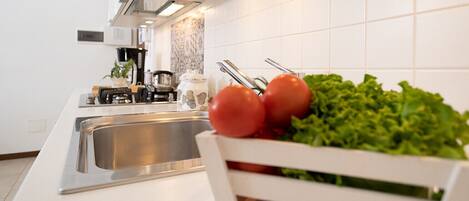 Réfrigérateur, four, lave-vaisselle, cafetiÚre/bouilloire