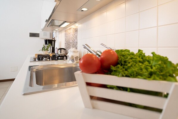 Réfrigérateur, four, lave-vaisselle, cafetière/bouilloire