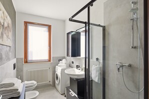 Dusche, Haartrockner, Handtücher, Toilettenpapier