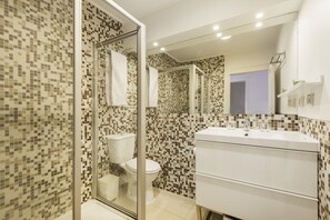Sèche-cheveux, serviettes fournies, shampoing, papier toilette