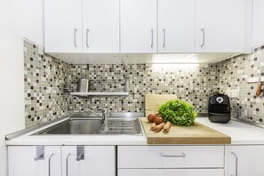 Refrigerador, microondas, horno, placa de cocina