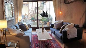 Télévision, cheminée, chaßne hi-fi