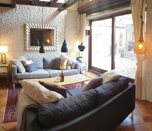 TV, fireplace, stereo