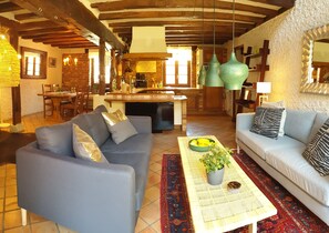 Televisión, chimenea y estéreo 
