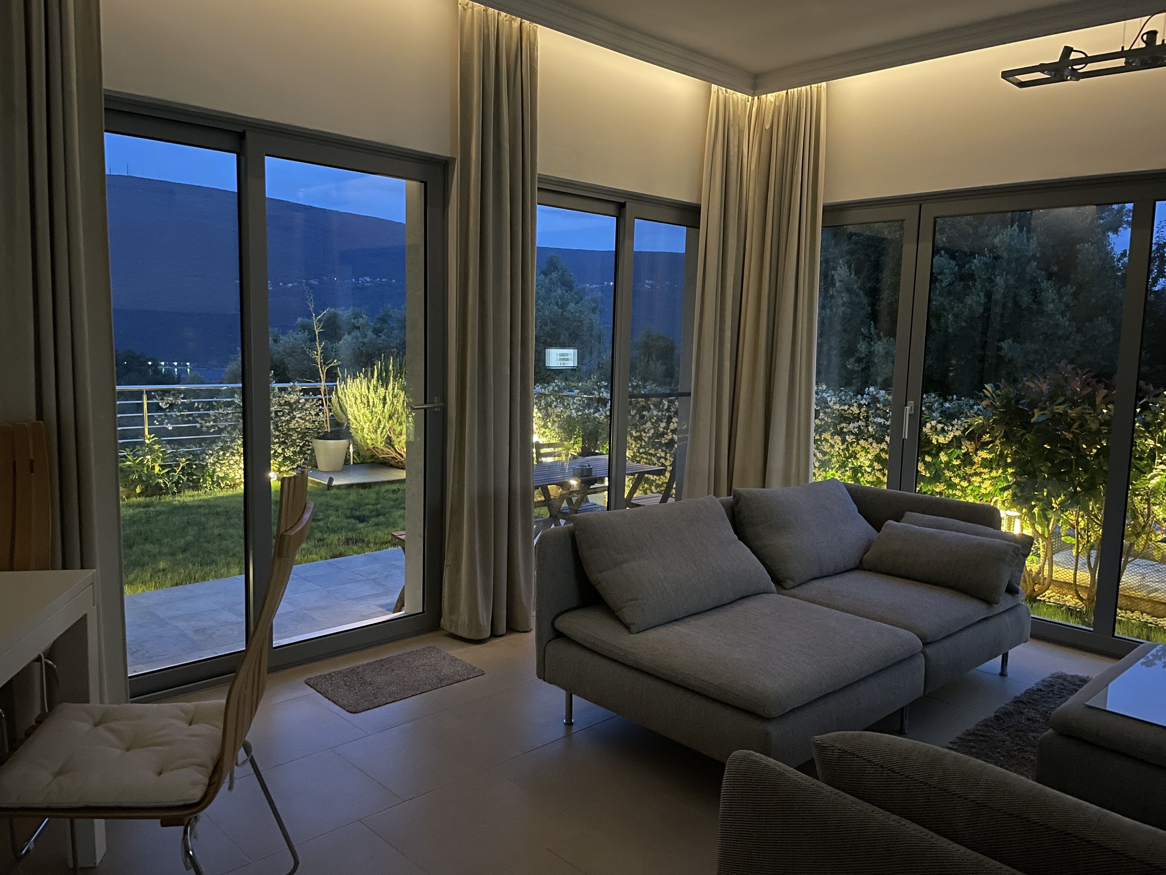 スマートテレビ、暖炉、書庫、ミュージックライブラリ