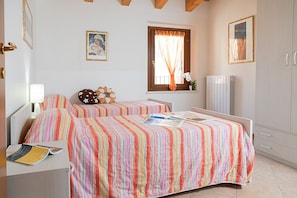 1 slaapkamer, een bureau, gratis wifi, beddengoed