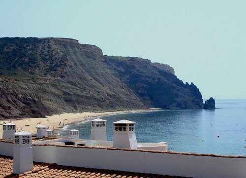 Apartment with stupendous ocean views, 50 meters from the beach