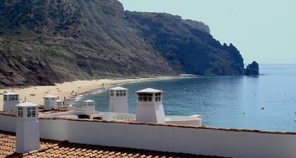 Apartment with stupendous ocean views, 50 meters from the beach