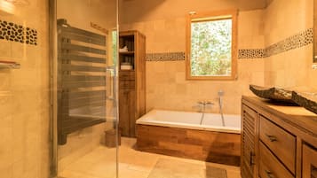 Bañera, secador de pelo, toallas