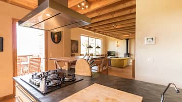 Geladeira, micro-ondas, fogĂŁo, cooktop