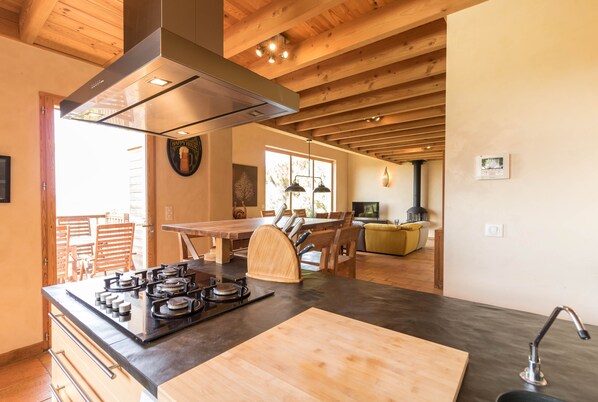 Réfrigérateur, four à micro-ondes, un four, surface de cuisson