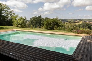 Een buitenzwembad, een verwarmd zwembad