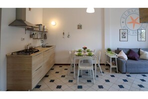 Een koelkast, een kookplaat, een koffiezetapparaat/waterkoker