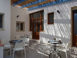 Outdoor dining - Women's Triple Room B&B Riva (Taviano)
