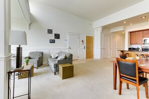 Living area - Nedonna Views (Rockaway Beach)