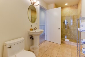 Bathroom - Nedonna Views (Rockaway Beach)