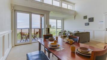 Khu vực ăn uống tại phòng